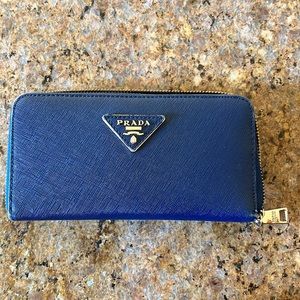 Prada wallet 💙